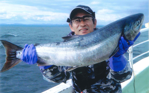 北海道といえば 秋鮭 イカ の船釣り体験 5名様 北海道白糠町 セゾンのふるさと納税
